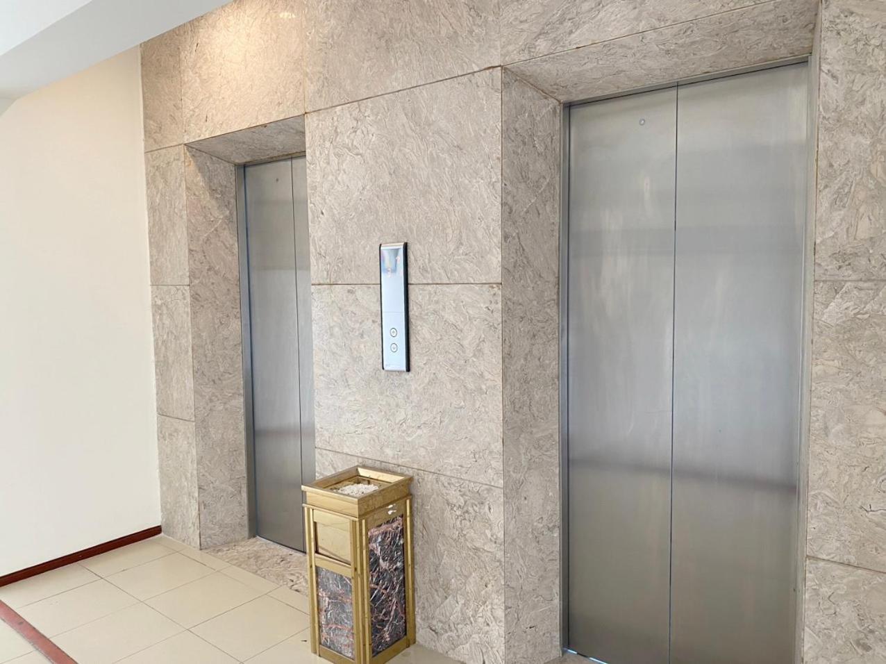 NguyẽN QuyèN Hotel Hanoï Extérieur photo