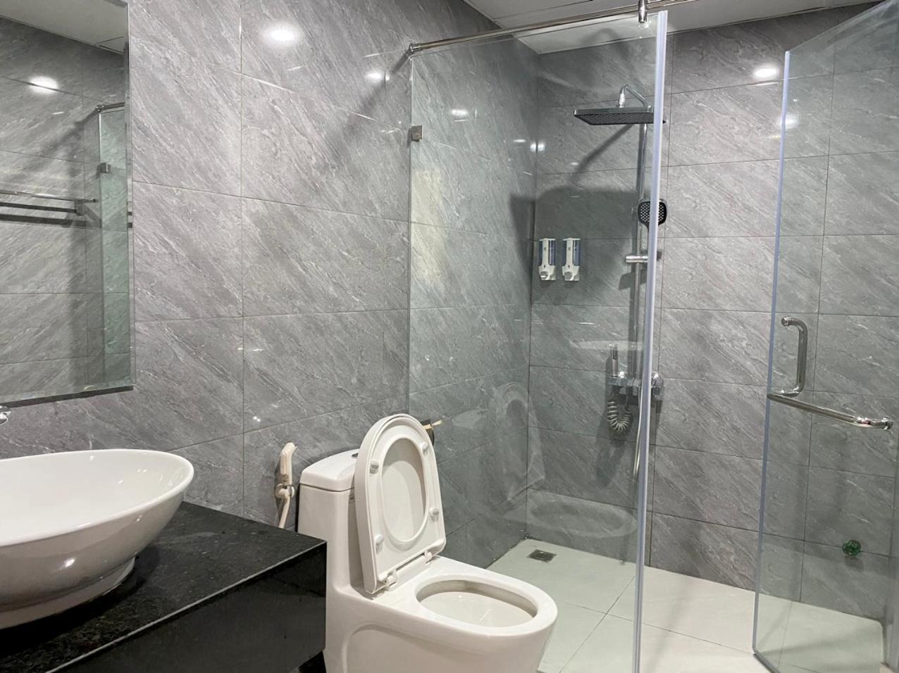 NguyẽN QuyèN Hotel Hanoï Extérieur photo