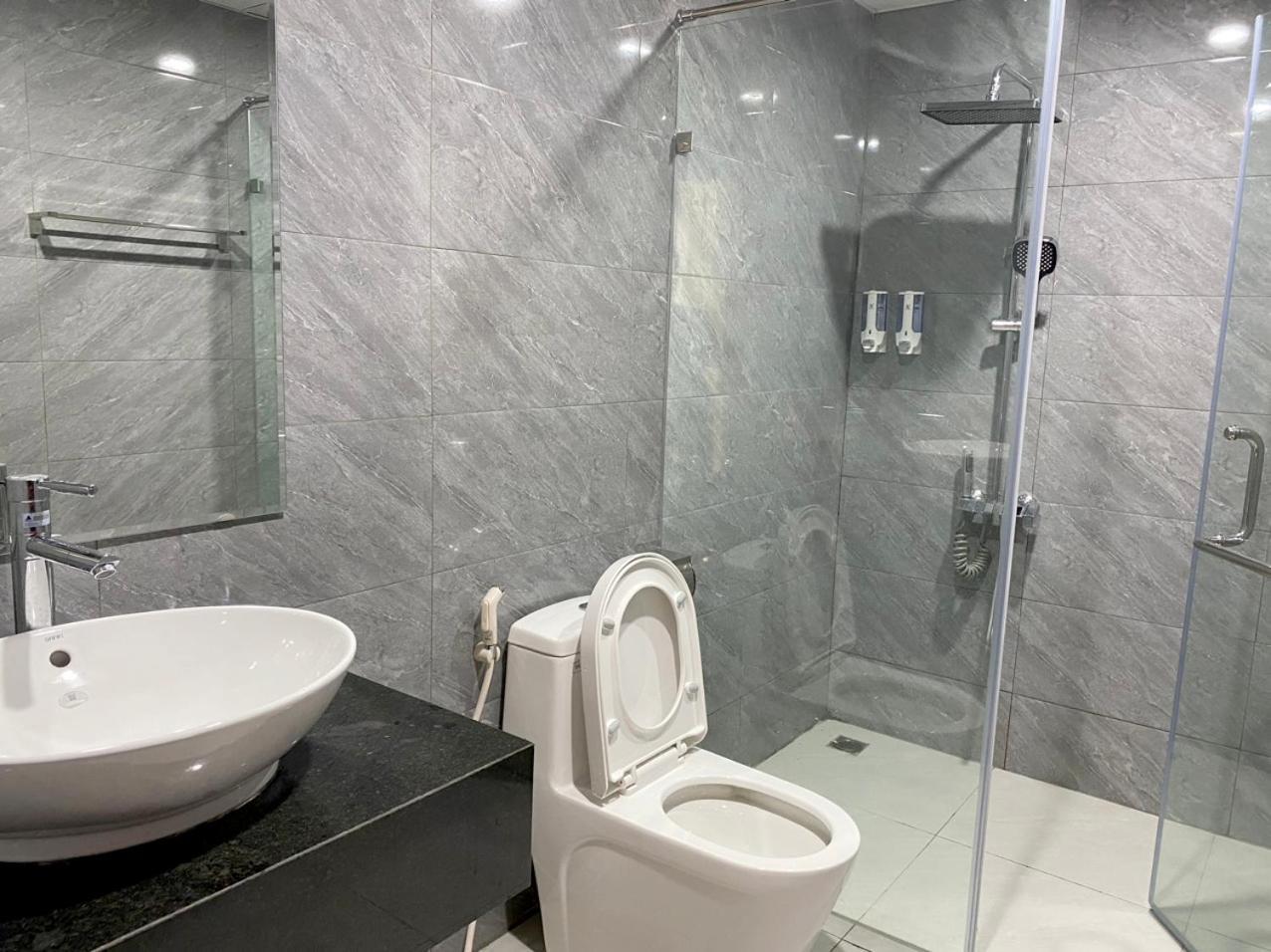 NguyẽN QuyèN Hotel Hanoï Extérieur photo