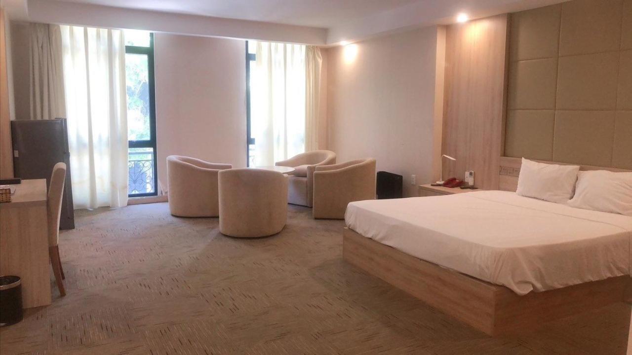 NguyẽN QuyèN Hotel Hanoï Extérieur photo