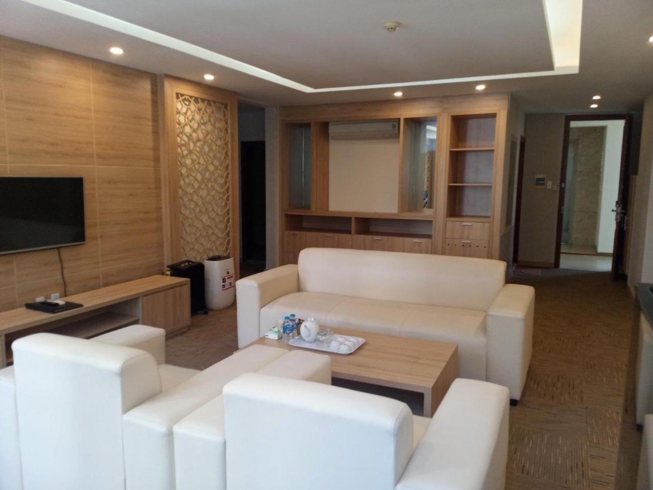 NguyẽN QuyèN Hotel Hanoï Extérieur photo